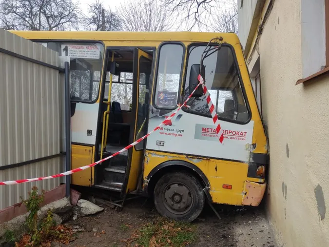 У Луцьку маршрутка в'їхала в будинок: водія без свідомості забрала «швидка» (фото)
