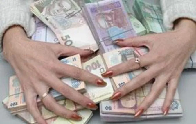Вкрала майже 450 тисяч гривень у клієнтів: на Волині засудили працівницю банку