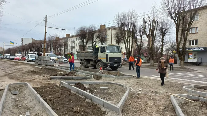 Рух ускладнений: що коїться на проспекті Волі у Луцьку (фото, відео)