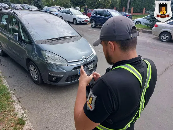 У Луцьку муніципали виписали понад 150 штрафів водіям біля авторинку (фото)