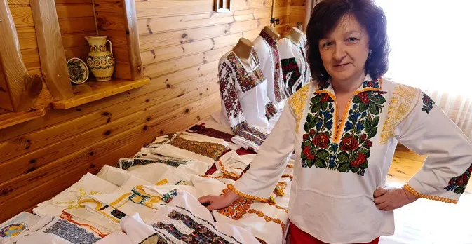 Вишивальниця зі Звірова копіює давні орнаменти з вишиванок, яким кілька століть (фото)