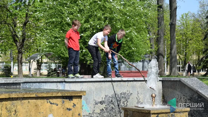 У Луцьку увімкнули фонтани до Великодня (фото)