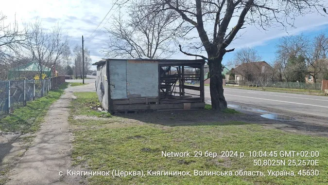 Дерев'яна конструкція біля автошляху М19 у селі Княгининок