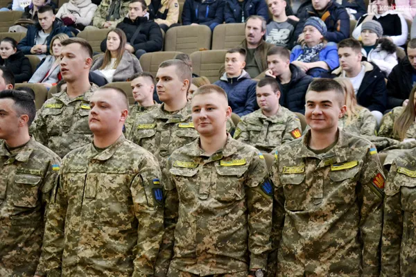 У Луцькому НТУ вручили погони молодшим лейтенантам (фото)