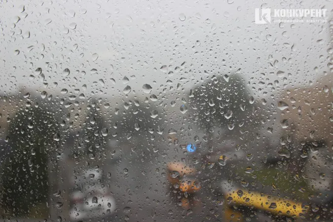 Раптова гроза в Луцьку: машини по колеса у воді (фото, відео)