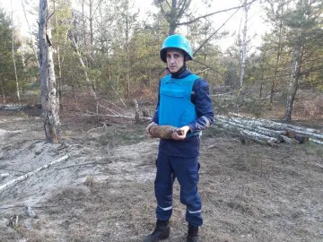 Волинянин фотографував диких гусей і знайшов снаряд