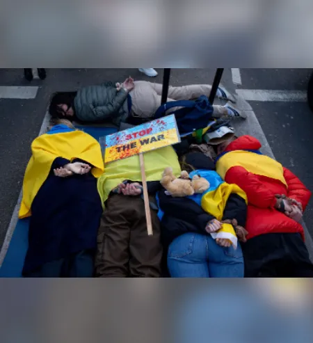 Армія мародерів: до консульства рф у Львові знесли побутову техніку і облили червоною фарбою (фото)