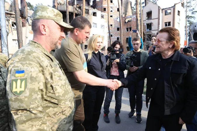 Ірландський рок-співак після концерту у київському метро поїхав до Бучі та Ірпеня (фото)