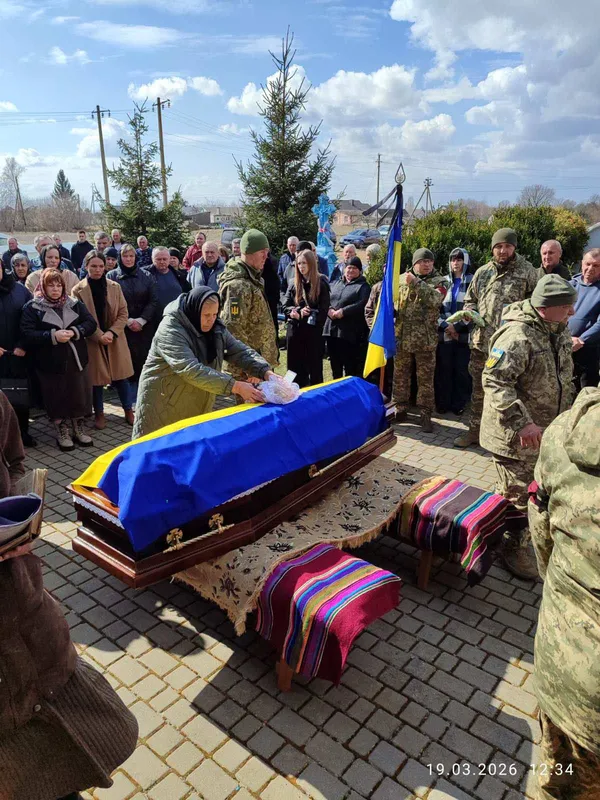 Дві громади у жалобі: на Волині в останню дорогу провели захисника Андрія Гудика (фото)