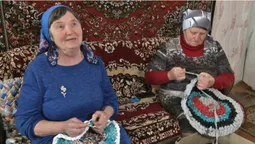 На Волині бабусі-волонтерки плетуть килимки для військових (відео)