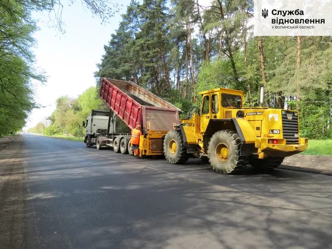 На автодорозі Луцьк – Ківерці облаштовують узбіччя (фото)