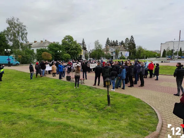 Під Волинською ОДА – мітинг: громади проти приєднання до Луцька