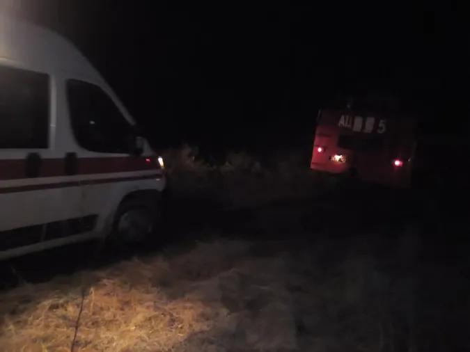 На Волині швидка застрягла у багні: всередині був хворий (фото)
