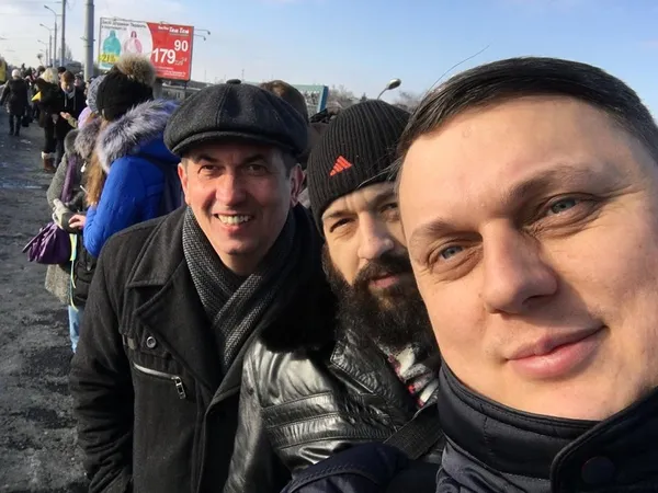 Лучани утворили живий «ланцюг єднання» (фото)