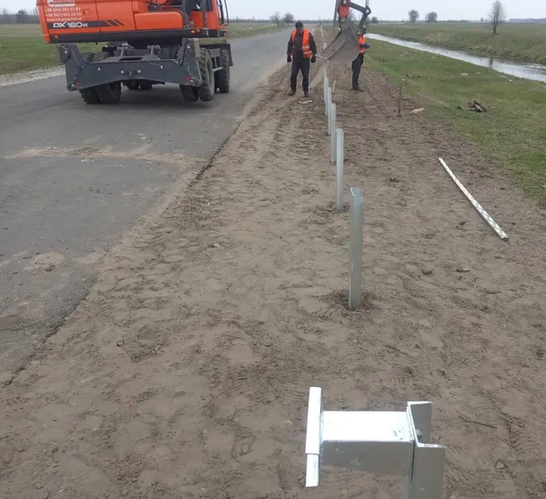 У Ковельському районі вздовж дороги змонтували бар’єрне огородження (фото)