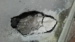 На центральній вулиці Луцька провалюється асфальт (фото)