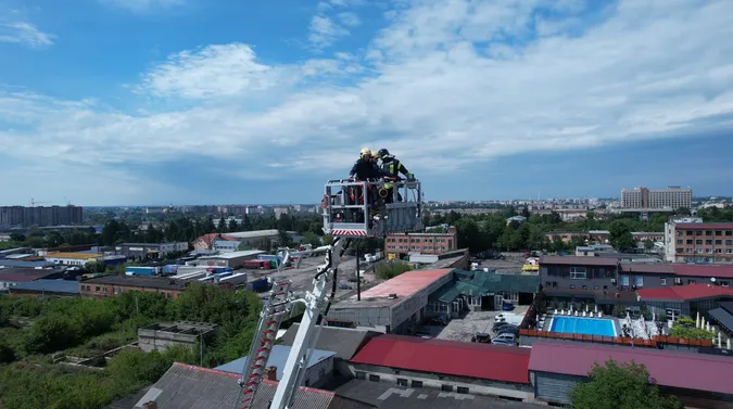 У Луцьку в рятувальників з'явився новітній 45-метровий підйомник (фото)