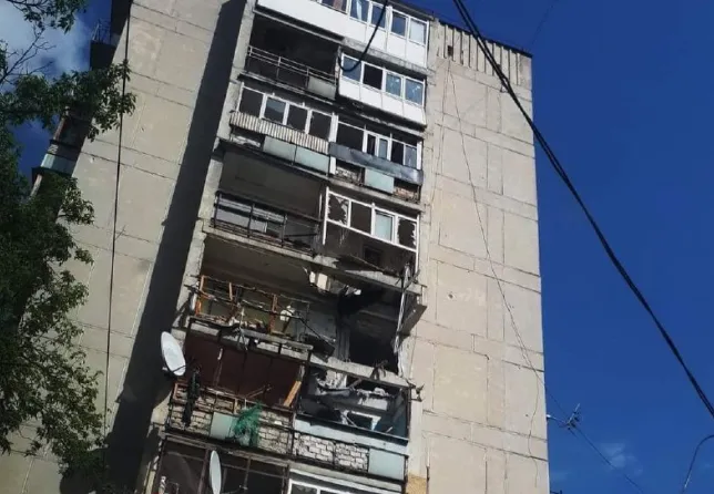 З вертольотів, літаків, комплексів «Точка-У»:  росіяни обстріляли Луганщину (фото)