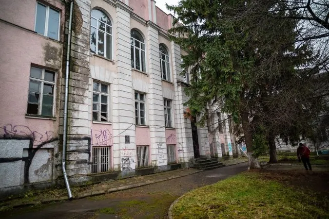 У Луцьку сильний вітер повибивав шибки у Будинку офіцерів (фото)