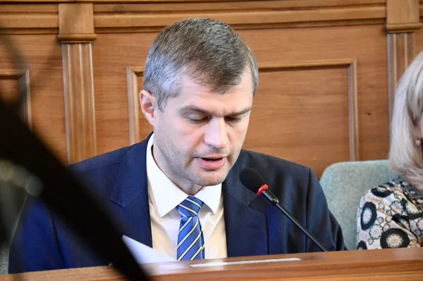 Вячеслав Рубльов зачитав текст звернення, яке згодом депутати трохи модернізували та прийняли. Та чи допоможе воно у боротьбі із загниваючою скотиною в Ковелі?