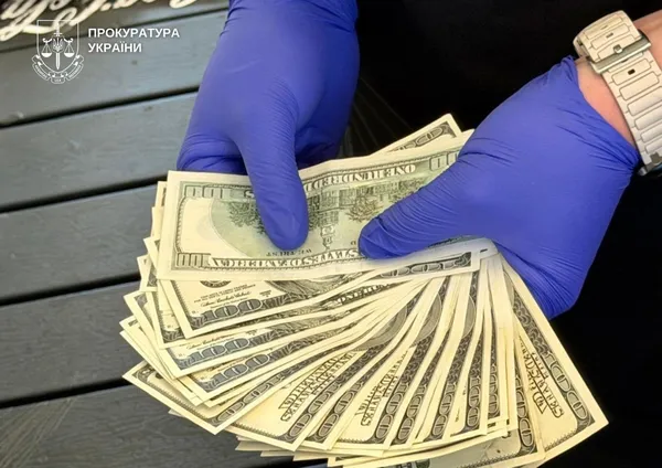 Доцента ЛНТУ затримали на хабарі у $3000: обіцяв зарахувати двох військовозобов’язаних на навчання (фото)