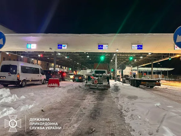 У пункті пропуску «Угринів-Долгобичув» розпочали оформлення великовагових вантажівок (фото)