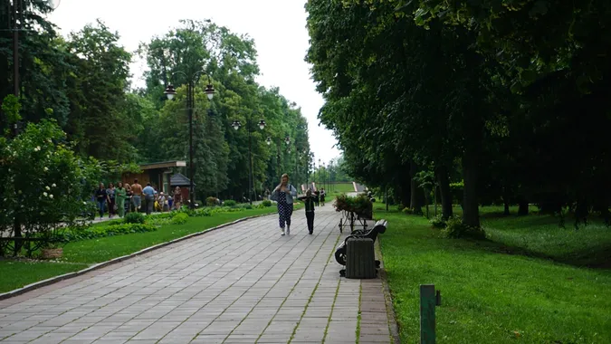 Заквітчаний луцький парк перед грозою (фото)