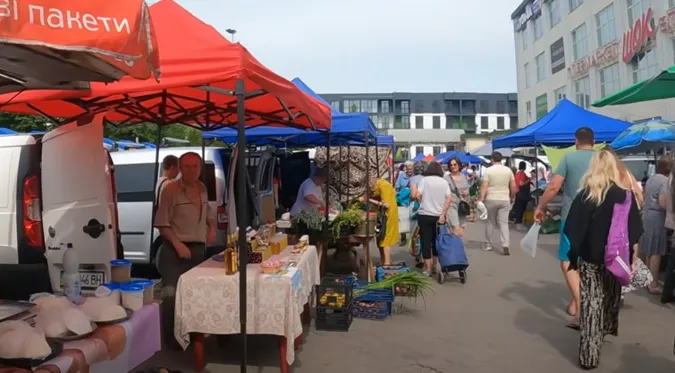 На луцькому ринку біля супермаркету «Торба» почали продавати цілющу ягоду (відео)
