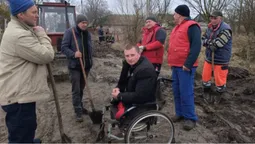 Волинянин, який втратив на війні ноги, організував ремонт дороги у селі (відео)