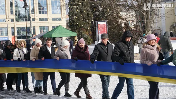 Свято єднання: у Луцьку розгорнули довжелезний стяг у День Соборності (фото, відео)