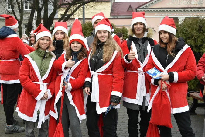 У Луцьку таксисти перетворилися на Святих Миколаїв (фото)