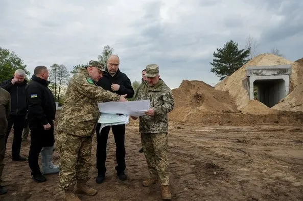 На Волинь приїхав прем'єр-міністр Денис Шмигаль – перевіряв будівництво фортифікаційних споруд (фото)