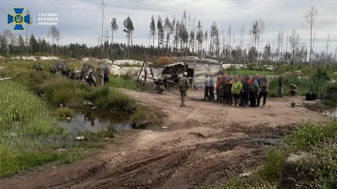 На Рівненщині СБУ затримала 23 бурштинокопачів