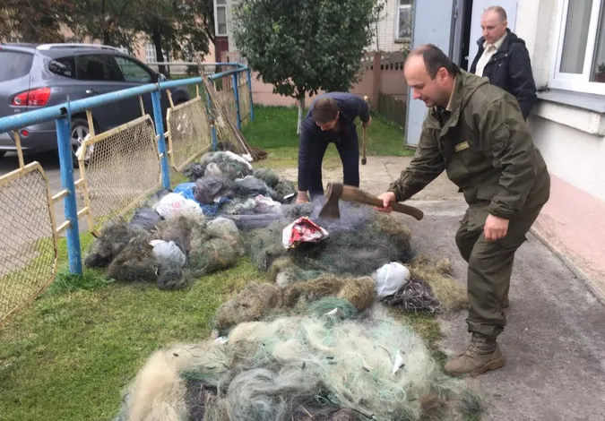 Волинський рибпатруль вилучив та знищив 11 кілометрів сіток (фото)