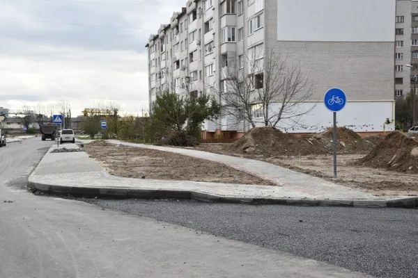 У Луцьку продовжують ремонтували вулиці та двори (фото)