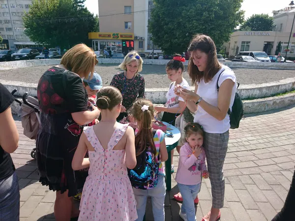 Флікери, цукерки, вікторина: у центрі Луцька пішоходів вчать безпеки (фото)