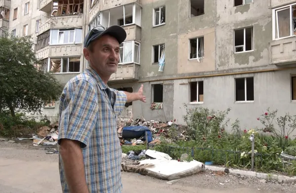 Поки одні руйнують – інші рятують: у Луцьку люди розбирають знищений атакою будинок (фото)