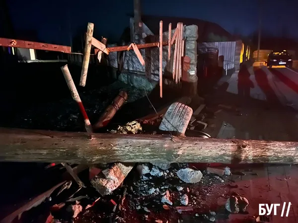 У Володимирі п’яний водій влетів у паркан і зніс опору (фото, відео)