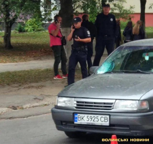 Вискочив на дорогу: у Луцьку автівка збила 10-річного хлопчика (фото)