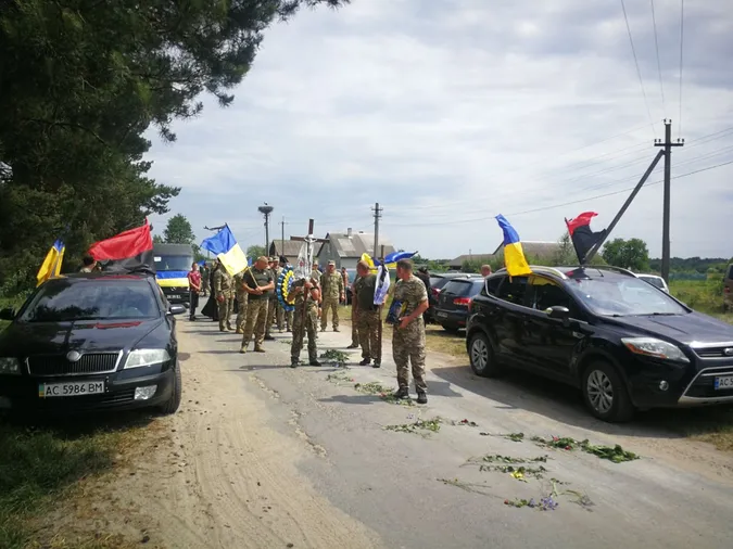 Громада зустріла навколішки: на Волині прощалися з Героєм Олексієм Омельчуком