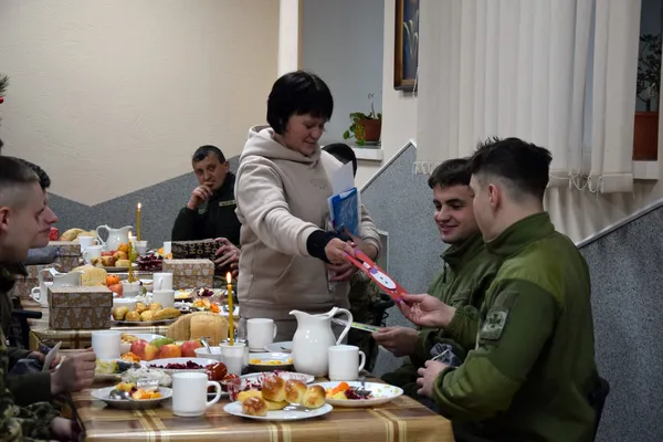 Зі смачними стравами та подарунками: як волинські прикордонники зустрічали Святвечір (фото)