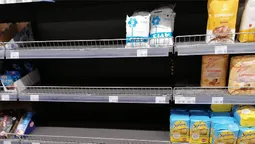 Полиці луцьких супермаркетів стають порожніми (фото)