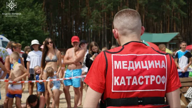 Шторм перекинув катамарани: на Світязі тренувалися рятувати людей (фото)