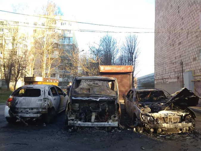 Вночі на 40-му кварталі в Луцьку згоріли три автівки (фото)
