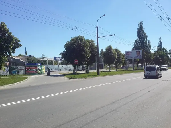 «Турбота про клієнтів», – біля луцької мийки замалювали дорожню розмітку (фото)