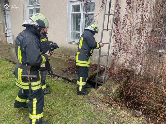 На Волині рятувальники витягнули з пастки собаку (фото)