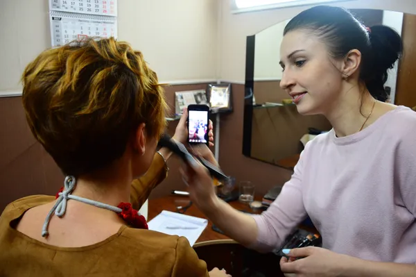 Візажистка Аліна, незважаючи на всі складнощі, підготували Галю до ефіру!