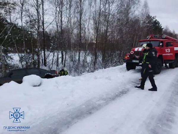 Тягач, «швидка», автобус: рятувальники допомогли водіям, які «застрягли» на дорозі (фото)