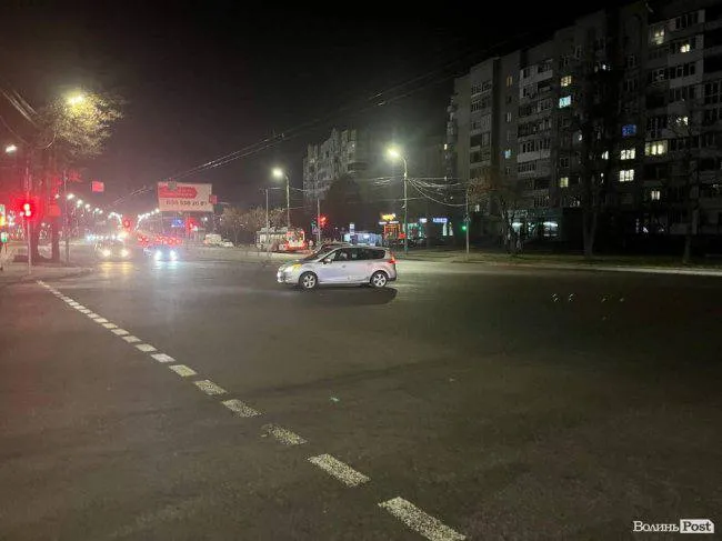 У Луцьку на Соборності авто врізалося у дерево (фото)