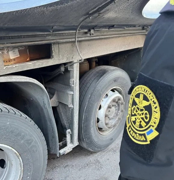 🚬 В автобусі «Прага-Краматорськ» на Волинь везли пів тисячі блоків рідини для «електронок»